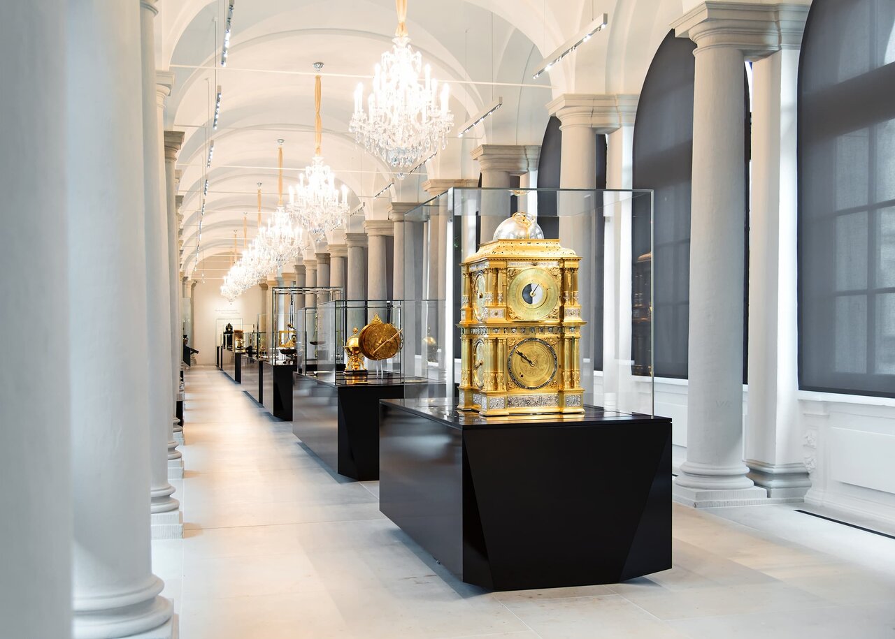 Der Kosmos der Fürsten, mit Planetenuhr, in der Langgalerie des Mathematisch-Physikalischer Salons im Zwinger